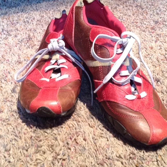 ladies red tennis shoes